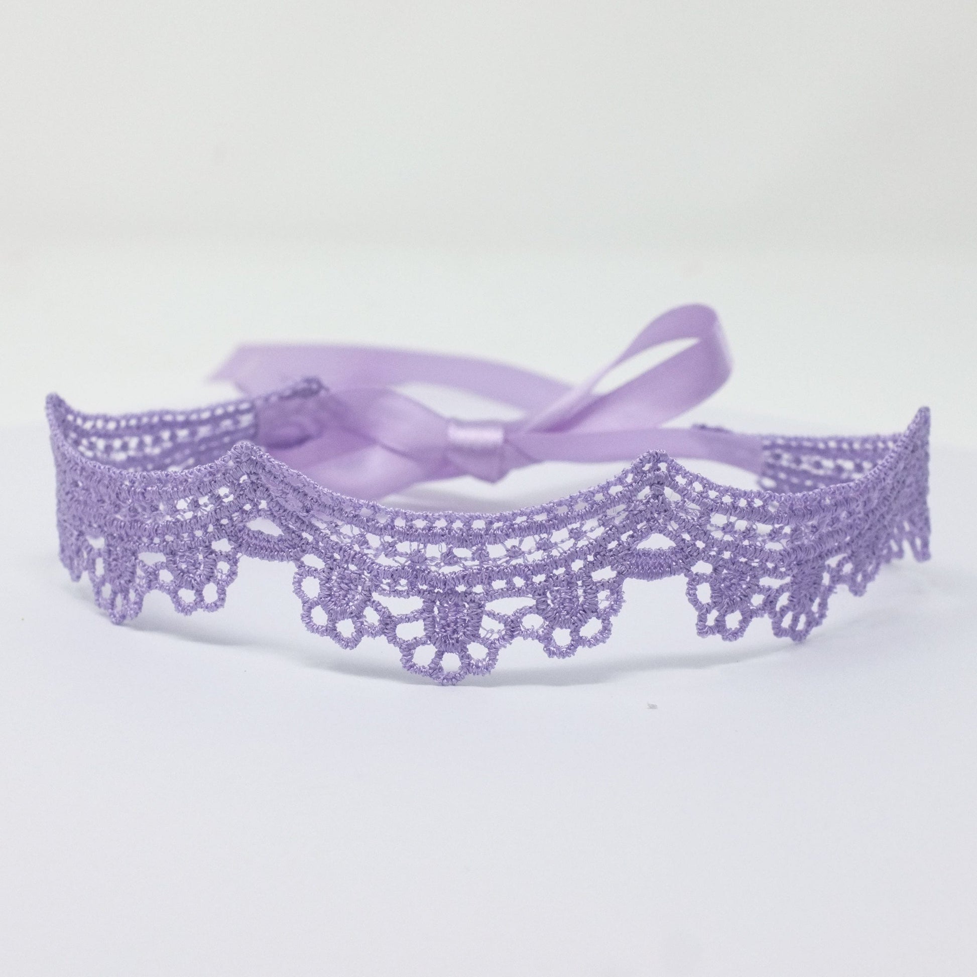 Lavender lace choker with scalloped design